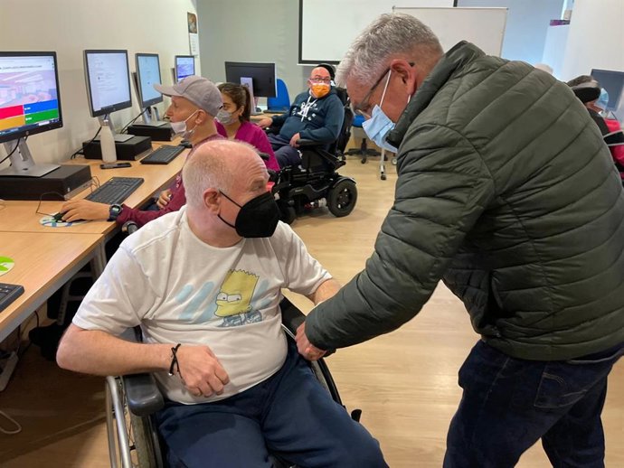 Visita del candidato socialista a la Alcaldía de Gijón, Luis Manuel Flórez 'Floro', al Centro de Atención Integral para Personas con Discapacidad Física y Orgánica Gravemente Afectadas de Cocemfe, en Gijón