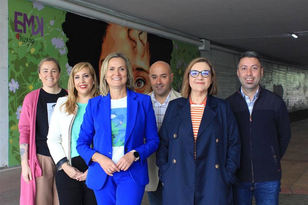 Amaia del Campo junto a su equipo en el túnel de Ansio.