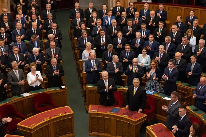 Archivo - BUDAPEST, May 16, 2022  -- Members of the Parliament applaud Viktor Orban after voting him as the prime minister of Hungary in Budapest, Hungary on May 16, 2022. Hungarian Parliament on Monday voted Orban to become prime minister of Hungary fo