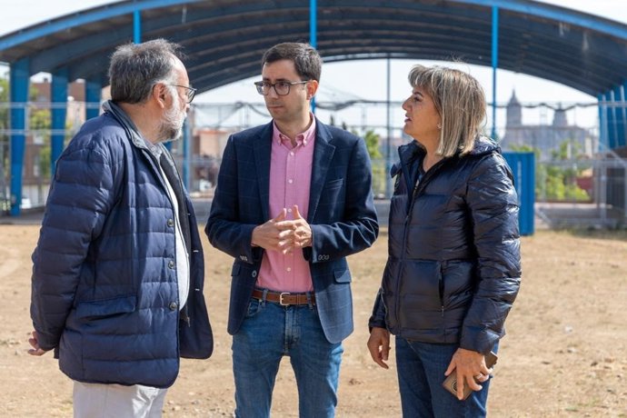 El candidato socialista en Salamanca, José Luis Mateos (c), junto a los compañeros en la lista del PSOE José García Meilán y María García.