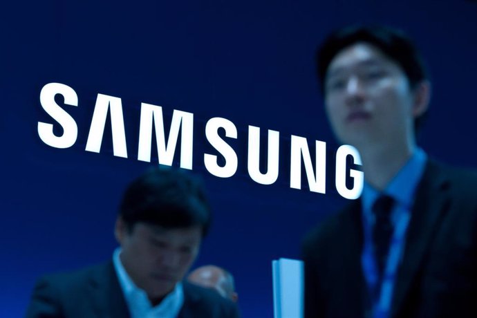 Archivo - FILED - 01 September 2012, Berlin: The logo of the South Korean company Samsung at the International Consumer Electronics Fair IFA. Photo: Robert Schlesinger/dpa-Zentralbild/dpa