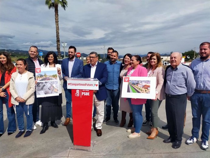El secretario general del PSOE de Vélez-Málaga (Málaga) y alcalde de la ciudad, Antonio Moreno Ferrer, ha presentado el proyecto en un gran vial de conexión entre la zona peatonal del centro histórico y El Trapiche.