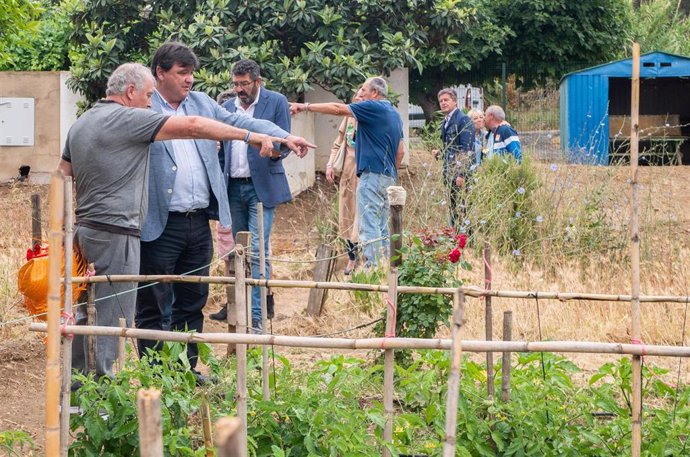 El candidato a la alcaldía de Huelva del Partido Socialista y actual alcalde, Gabriel Cruz, en una visita a los huertos urbanos del Parque Moret.