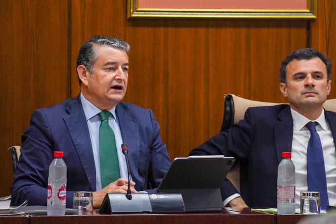 El consejero Presidencia, Interior, Diálogo Social y Simplificación Administrativa, Antonio Sanz, (i) durante en transcurso de la comisión a 23 de mayo de 2023 en Sevilla, (Andalucía, España). El consejero de Presidencia, Interior, Diálogo Social y Simp