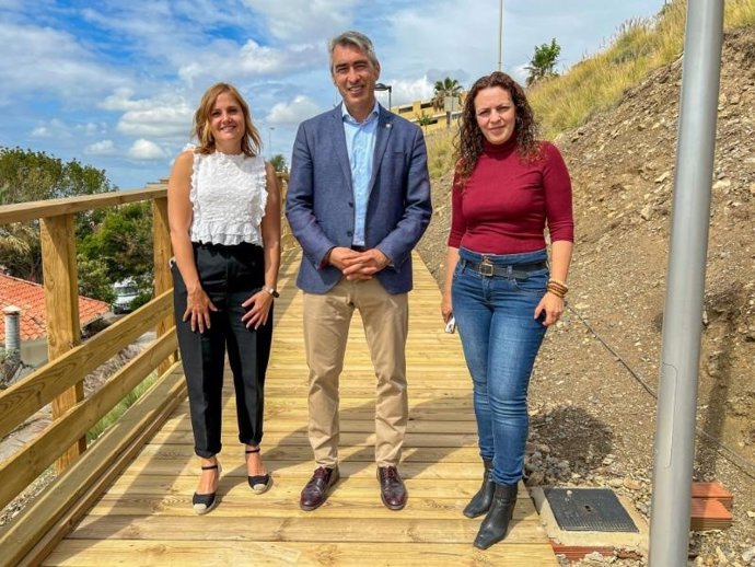 El alcalde y candidato del PSOE a la reelección en Benalmádena, Víctor Navas, junto a las ediles María Isabel Ruiz y Encarnación Cortés en el nuevo acceso peatonal a la playa de Carvajal.