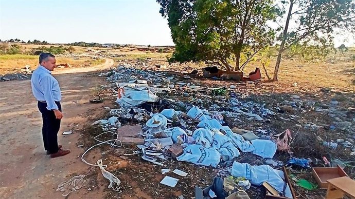 Basura dejada en la cuneta de un camino
