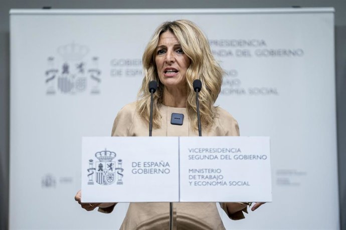 La vicepresidenta segunda del Gobierno y ministra de Trabajo y Economía Social, Yolanda Díaz, interviene durante una reunión con responsables de CC.OO., UGT y colectivos de empleadas de hogar, en la sede del Ministerio, a 17 de mayo de 2023, en Madrid (
