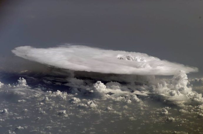 Nube de hielo formada a gran altitud sobre latitudes tropicales