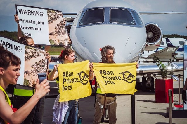Activistas interrumpen el tráfico aéreo de Ginebra en protesta por la contaminación de los aviones privados.
