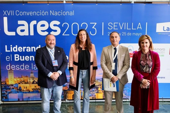 La consejera de Inclusión Social, Juventud, Familias e Igualdad, Loles López, ha inaugurado la XVII Convención Nacional Lares 2023 que se celebra en Bormujos (Sevilla)