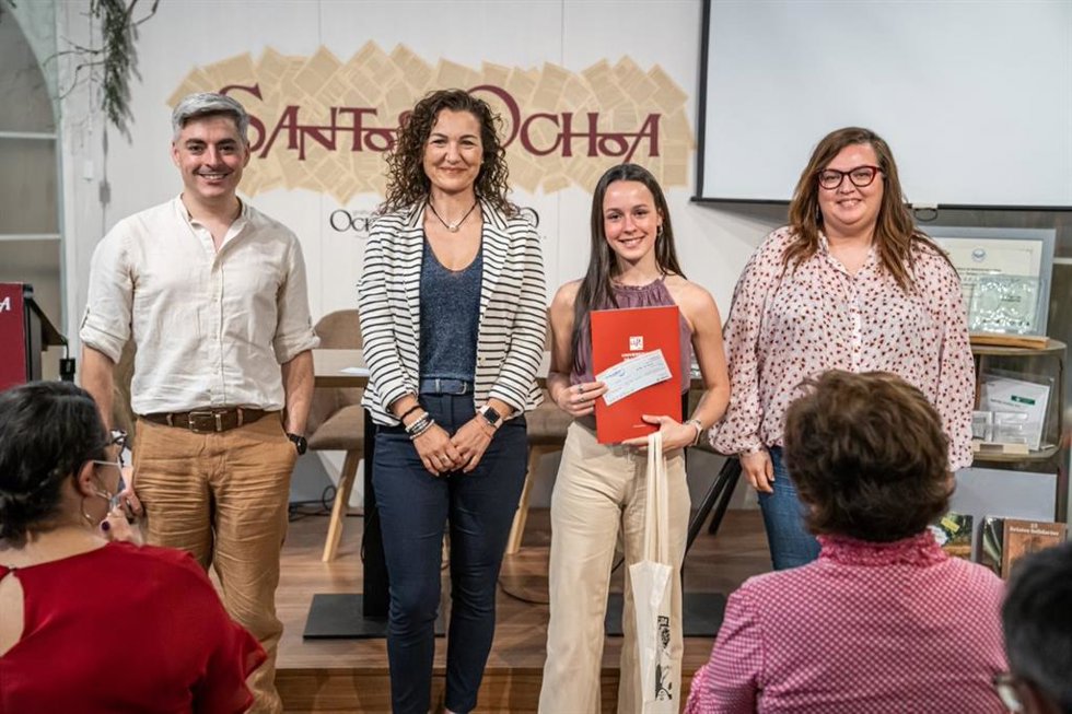 Marta López Bastida, alumna del IES La Laboral, cuando recogió el segundo premio