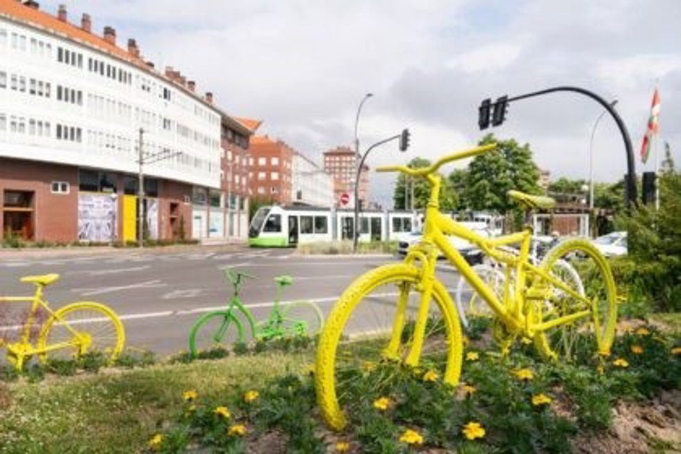 La capital alavesa engalana diversas espacios de la ciudad para recibir al Tour de Francia