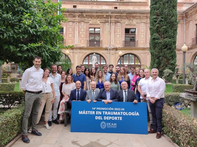 Fotografía de familia de las 14 promoción del Máster en Traumatología del Deporte de la UCAM