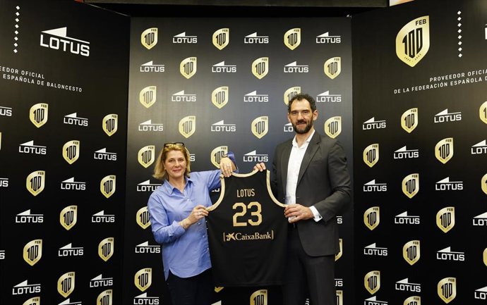 La directora general del Grupo Festina Lotus, Manon Colombies, y el presidente de la FEB, Jorge Garbajosa, en la presentación de Lotus como nuevo proveedor de la federación hasta 2024.