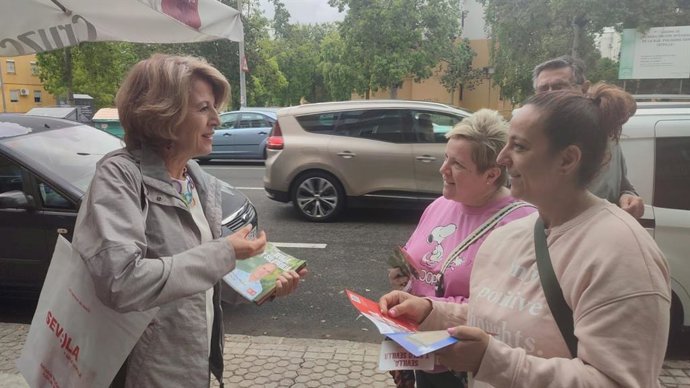 La número 2 de la candidatura del PSOE a la Alcaldía de Sevilla charla con vecinas del Polígono Sur.