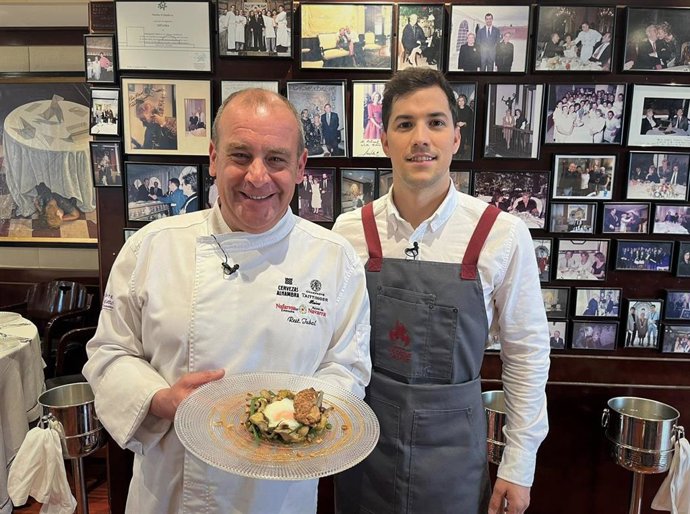 El periodista Sergio Jiménez (d), con el jefe de cocina del restaurante Túbal de Tafalla, Nicolás Ramírez, en el programa 'Los fogones del Reyno' de Navarra Televisión.
