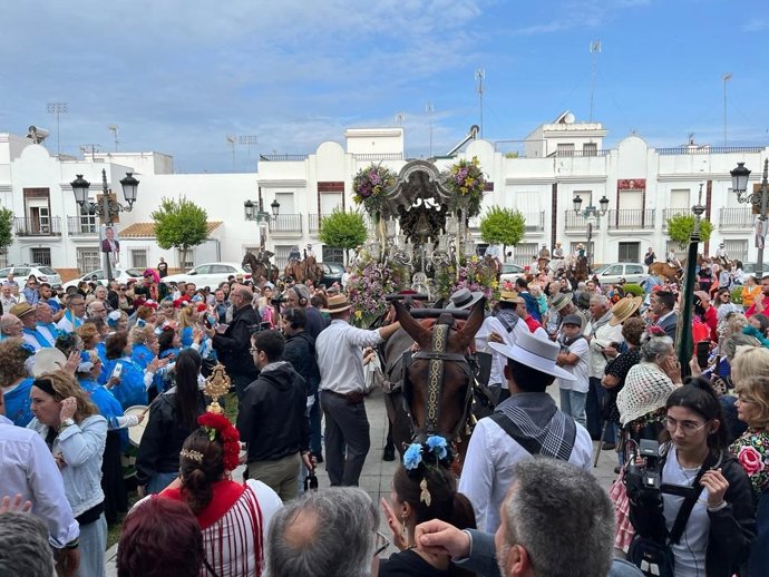 La Hermandad del Rocío de Isla Cristina (Huelva) en su salida este lunes hacia la aldea de El Rocío.