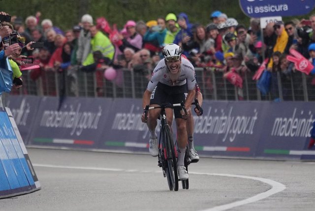 El corredor británico Geraint Thomas (Ineos Grenadiers) se endundó la maglia rosa del Giro de Italia de 2023 en Monte Bondone.