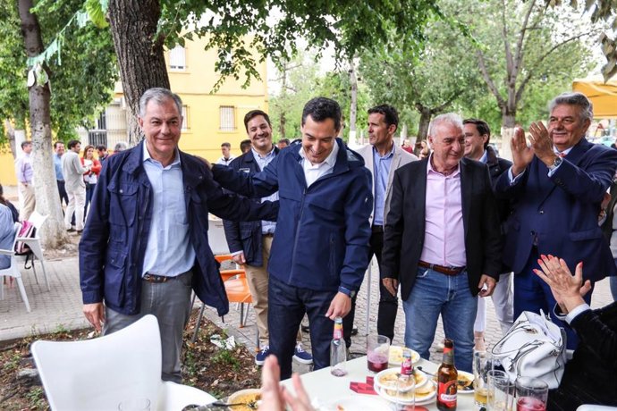 El candidato del PP a la Alcaldía de Sevilla, José Luis Sanz, a la izquierda, con el presidente del PP y presidente de la Junta de Andalucía, Juanma Moreno, en el Polígono Sur.