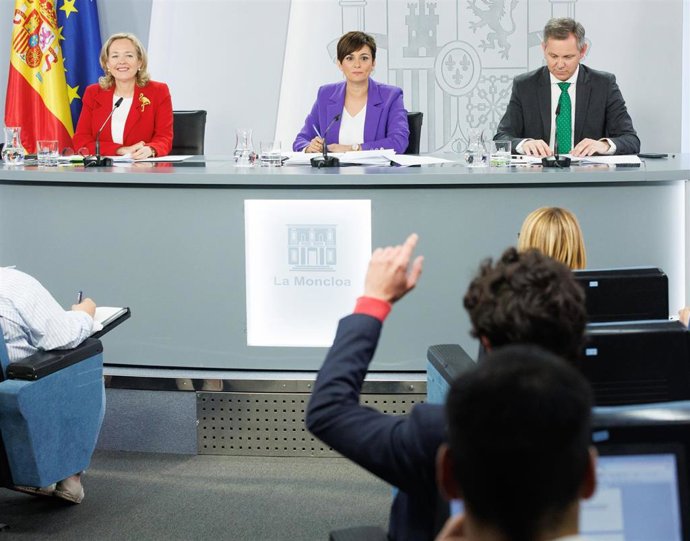 (I-D) La vicepresidenta primera y ministra de Asuntos Económicos y Transformación Digital, Nadia Calviño; la ministra de Política Territorial y portavoz del Gobierno de España, Isabel Rodríguez, y el ministro de Sanidad, José Miñones, durante una rueda 