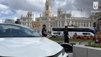 Herido un motorista al chocar contra un taxi en Cibeles cuando huía de la Policía