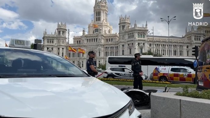Herido un motorista al chocar contra un taxi en Cibeles cuando huía de la Policía