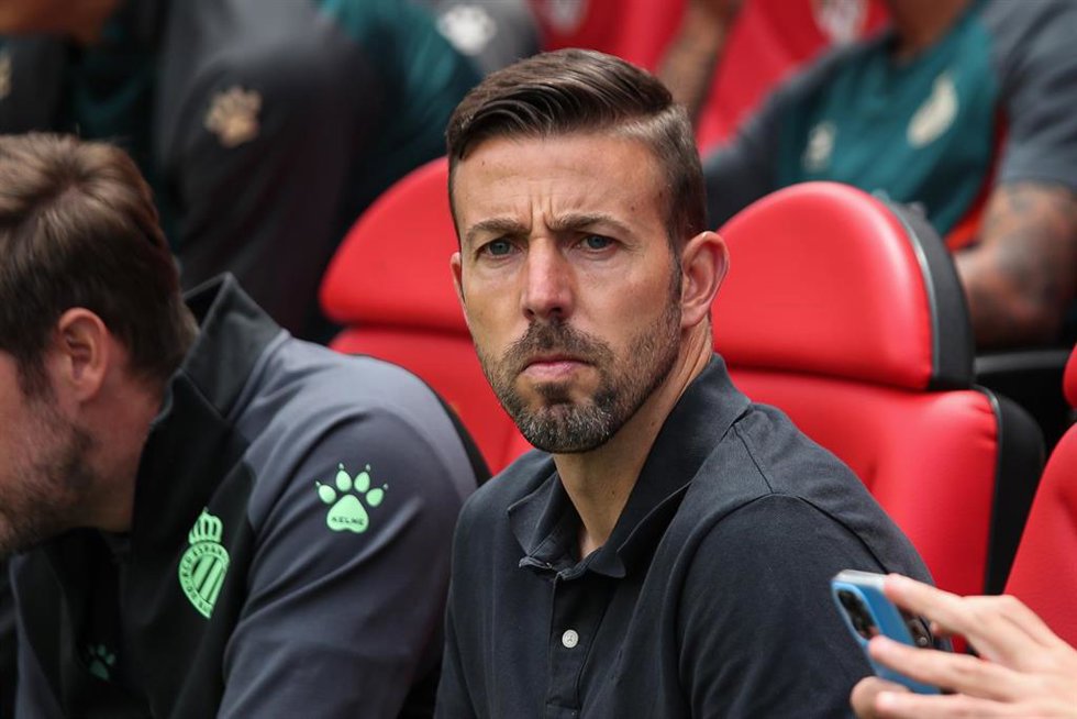 Luis Garcia, head coach of Espanyol, looks on during the Spanish League, La Liga Santander, football match played between Rayo Vallecano and RCD Espanyol at Estadio de Vallecas on May 21, 2023, in Madrid, Spain.