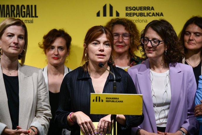 La número 2 d'ERC per Barcelona, Elisenda Alamany, al costat de la consellera Tnia Verge i altres dirigents d'ERC