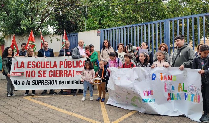 Concentración ante el colegio Adriano de Pino Montano
