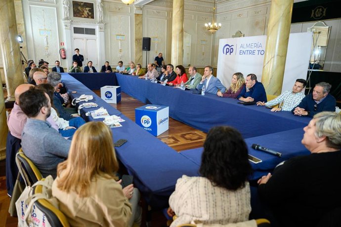 La candidata a la Alcaldía de Almería se reúne con autónomos.