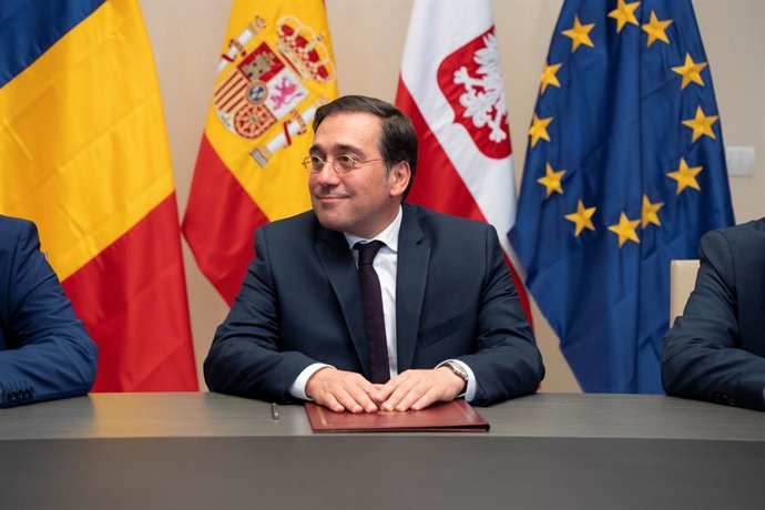 El ministro de Asuntos Exteriores, Unión Europea y Cooperación, José Manuel Albares, durante una reunión con sus homólogos de Rumanía y Polonia para la firma de la declaración trilateral, en el Edificio del Reloj, a 23 de mayo de 2023, en Valencia, Comu