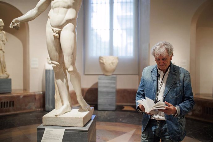 El paleontólogo español Juan Luis Arsuaga posa junto a su nuevo libro 'Nuestro cuerpo', en el Museo del Prado, a 23 de mayo de 2023, en Madrid (España). La obra trata sobre la evolución de la anatomía humana que une ciencia y arte.