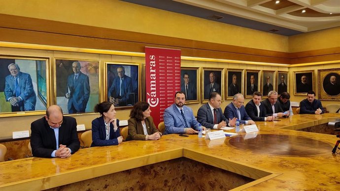 El presidente de Asturias, Adrián Barbón, en un acto en la Cámara de Comercio de Oviedo.