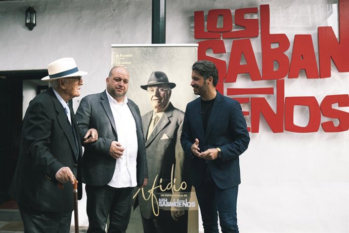 El músico Elfidio Alonso (i), en la presentación de su concierto homenaje