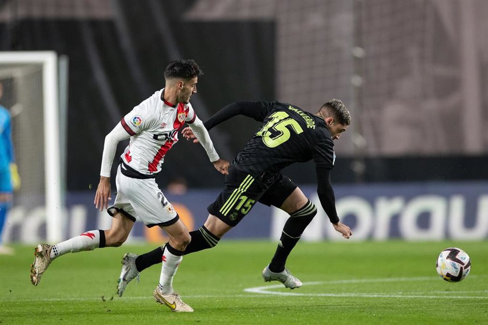 Archivo - Federico Valverde (Real Madrid), en un duelo con Óscar Valentín (Rayo Vallecano), en un partido de LaLiga Santander 2022-2023 en Vallecas. 