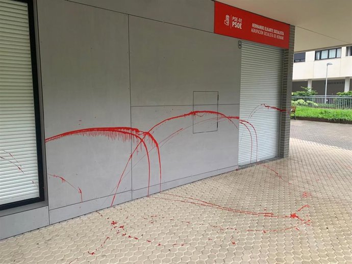 Sede de los socialistas en Hernani atacada con pintura roja