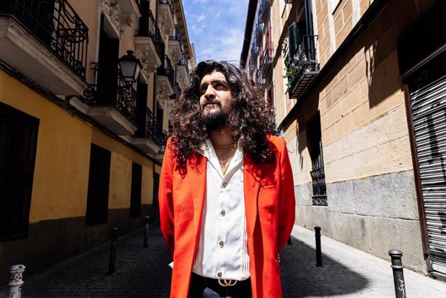 El cantaor flamenco Israel Fernández posa para Europa Press durante la presentación de su nuevo disco ‘Pura Sangre’, a 23 de mayo de 2023, en Madrid (España). El álbum trata sobre su manera de relacionarse con el mundo, parte de su crianza, su entorno, su