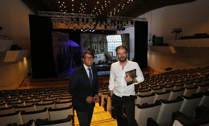 El diputado de Cultura, Juan de Dios Navarro, junto al director artístico del ADDA, Josep Vicent.