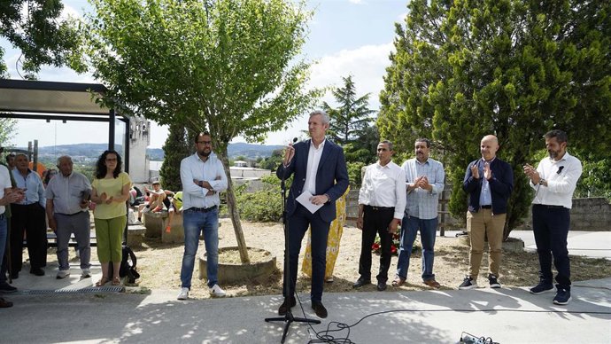 El presidente del PPdeG, Alfonso Rueda, interviene durante un homenaje en recuerdo a los dos vecinos de Páramos fallecidos por una explosión en 2018.