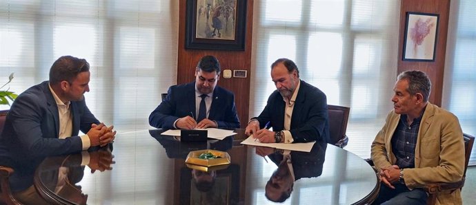 Firma de convenio entre Caja Rural del Sur y Freshuelva para el VIII Congreso de Frutos Rojos de Huelva.