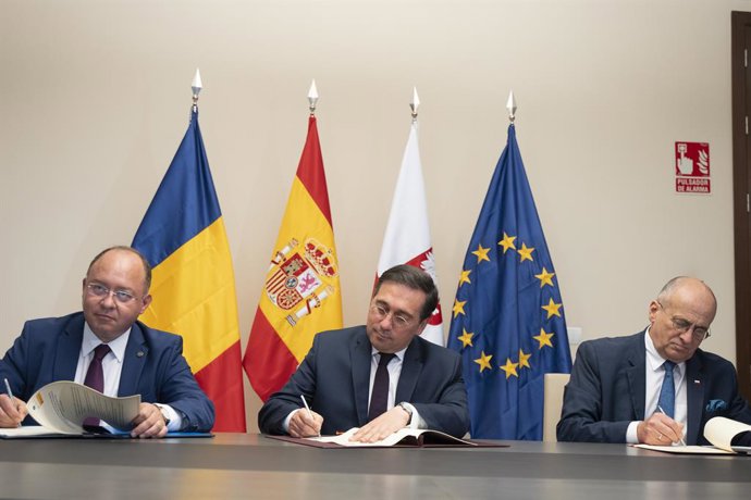 (I-D) El ministro de Exteriores de Rumanía, Bogdan Aurescu; el ministro de Asuntos Exteriores, Unión Europea y Cooperación, José Manuel Albares y el ministro de Exteriores de Polonia, Zbigniew Rau, durante una reunión con sus homólogos de Rumanía y Polo