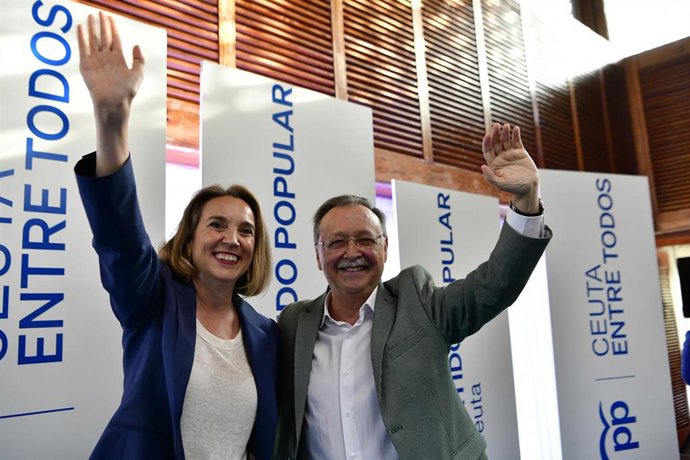 La secretaria general del Partido Popular, Cuca Gamarra, junto al presidente de Ceuta y candidato a la reelección, Juan Jesús Vivas, durante un acto con militantes  en el Hotel Parador La Muralla, a 22 de mayo de 2023, en Ceuta (España). Este acto se ce