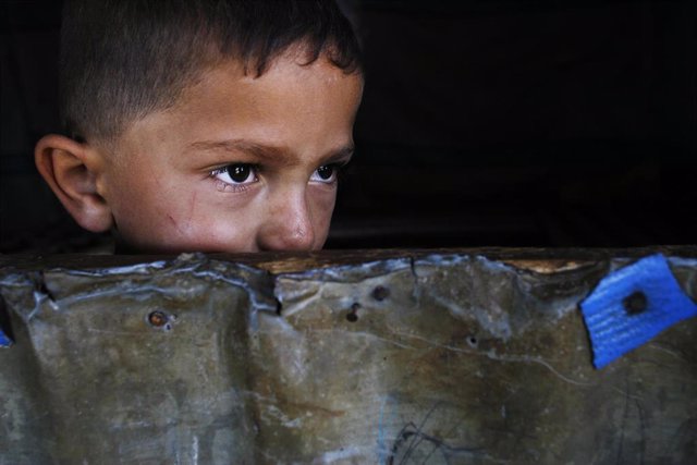 Un niño en una zona de conflicto.