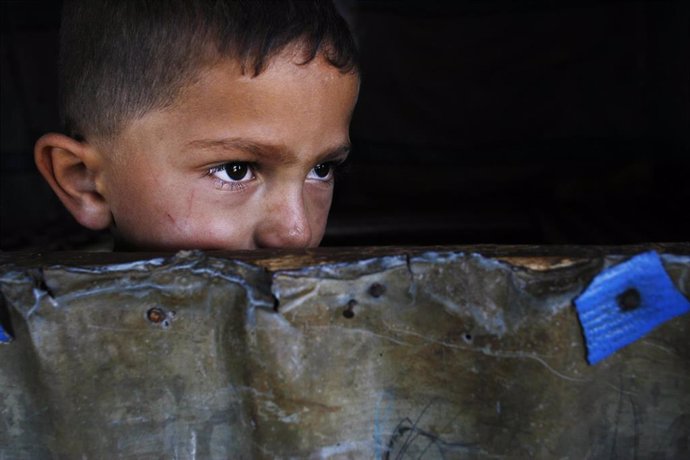 Un niño en una zona de conflicto.