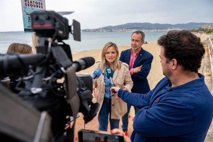 La candidata de Ciudadanos al Govern, Patricia Guasp, en un acto electoral en la playa de Can Pere Antoni.