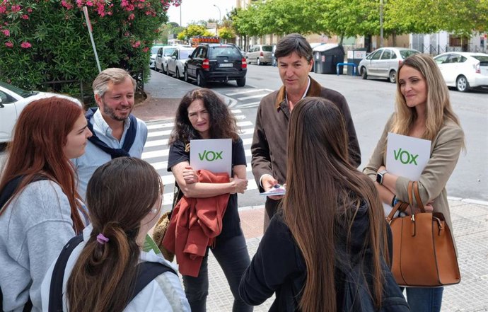 El candidato de Vox a la Alcaldía de Huelva, Wenceslao Font, y parte de su equipo, en el barrio de La Orden.