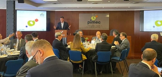 El president de Pimec, Antoni Cañete, amb representants del cos consular acreditat a Barcelona