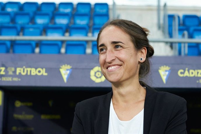 Archivo - Iraia Iturregi, entrenadora del Athletic Club, antes de un partido