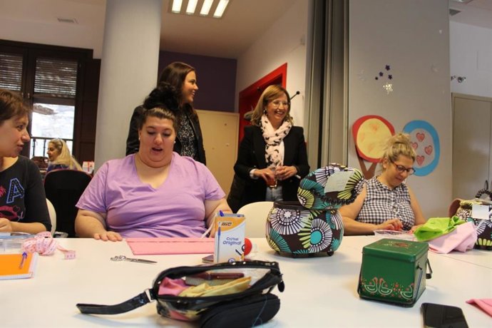 Mujeres participantes en el mcroproyecto de inserción sociolaborl de costura