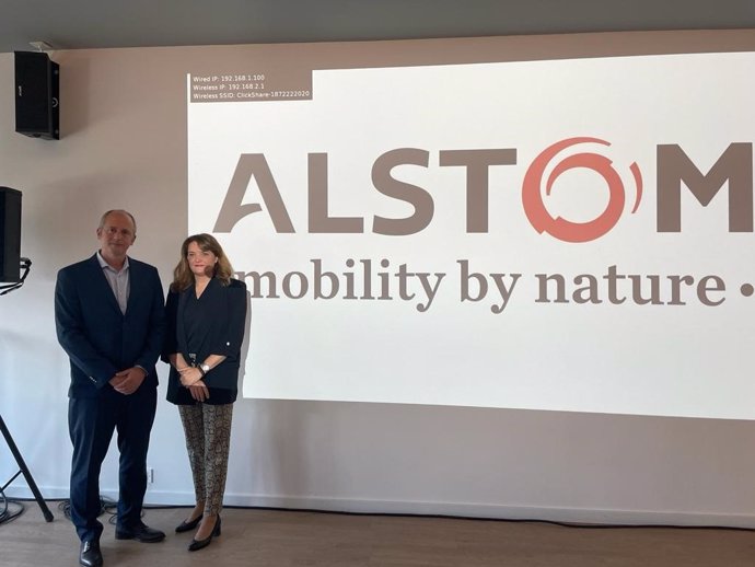 La directora del centro industrial de Santa Perptua, Cristina Andériz, junto al director comercial de Alstom en Catalunya, Sergio Boya, en una rueda de prensa en la planta.